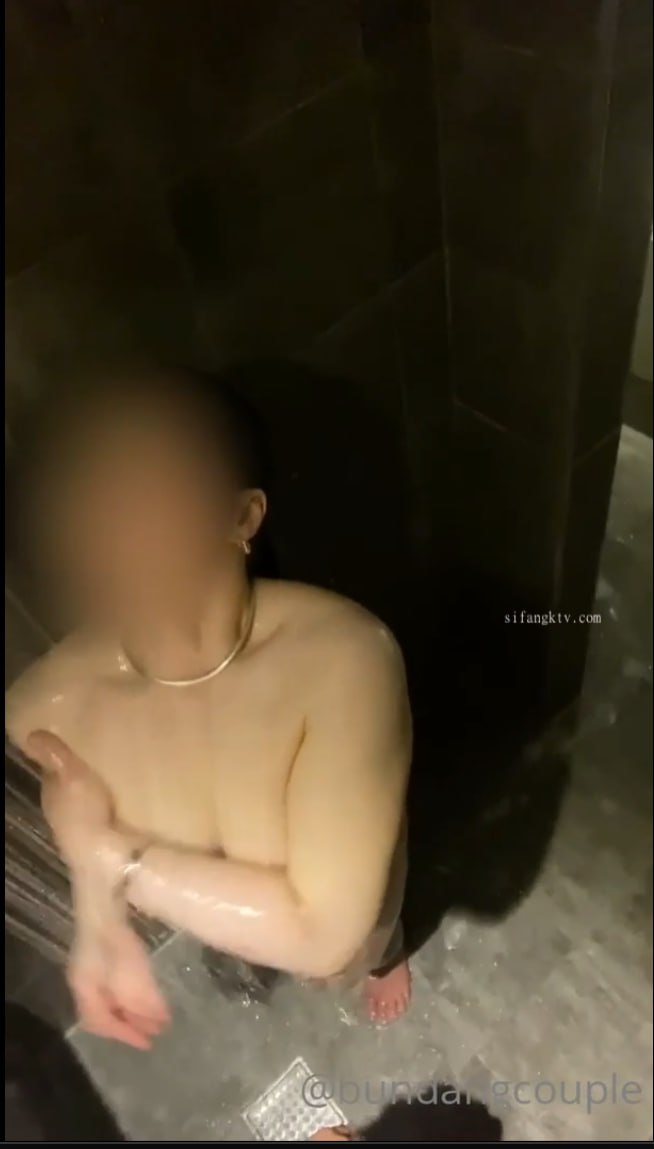 喜欢玩游戏嫩妹纸，埋头舔逼拿出振动棒抽插，玩爽了再开操，扛起双腿大力抽插猛操